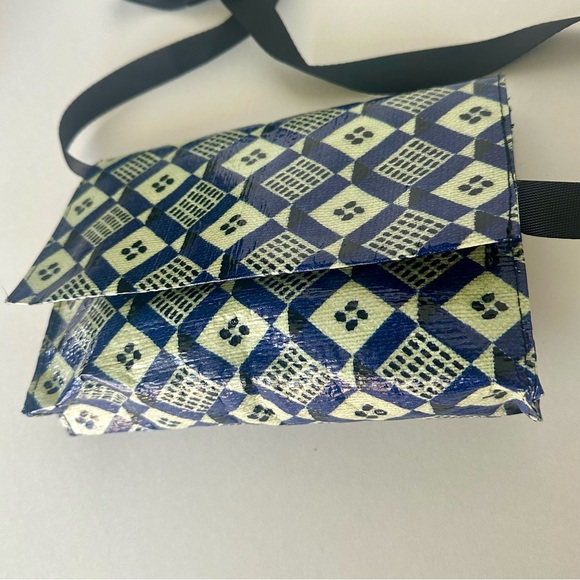 Vintage Blue Q Recycled Crossbody Medium Shoulder Bag Purse 2013 9 x 6 x 2” - Picture 8 of 11